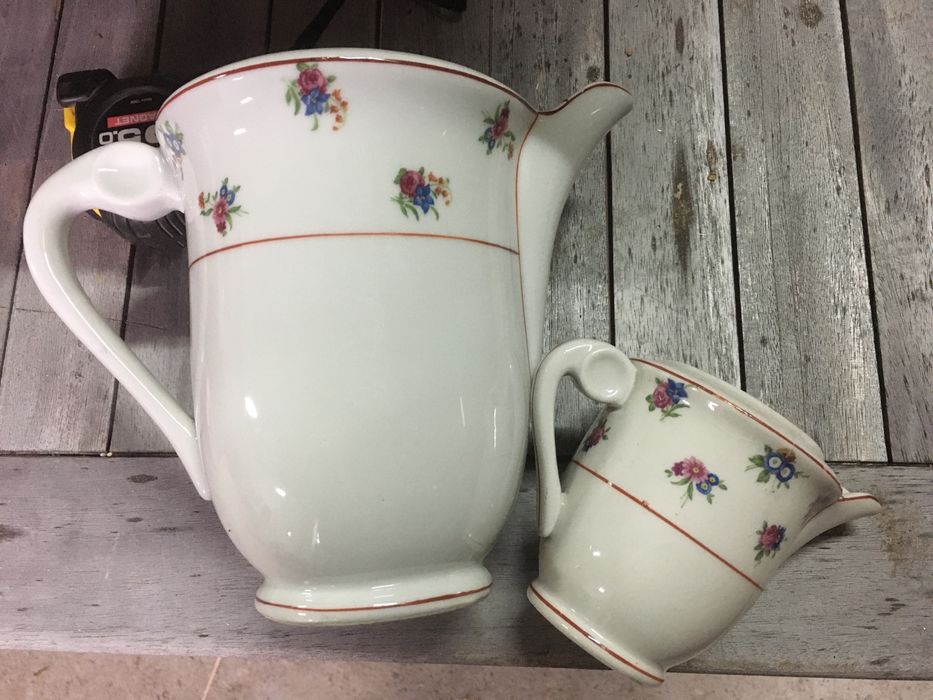 Dzbanek porcelanowy z mlecznikiem.