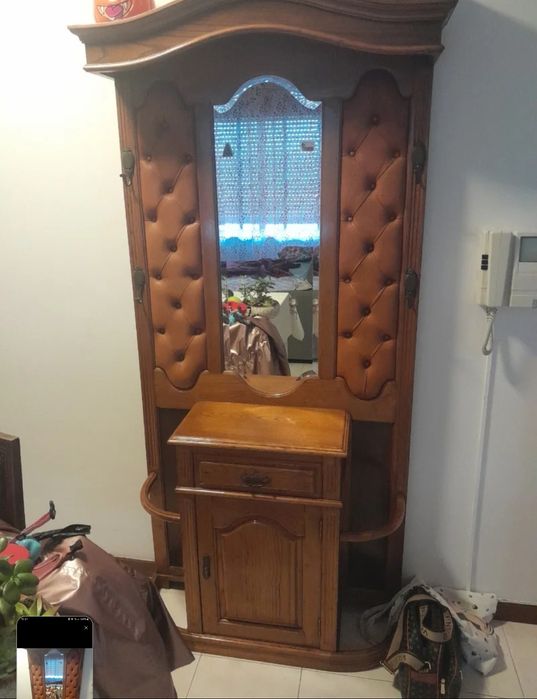 Vendo móvel para pendurar casacos e também arrumação .