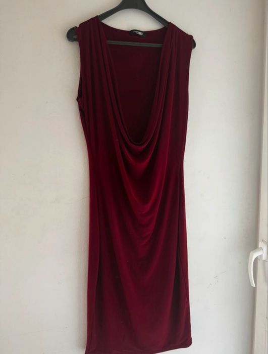 Elegancka wyjściowa prosta sukienka z dużym lejącym dekoltem plus size