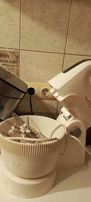 Міксер Moulinex з чашею, підставкою і вінчиками (саморобні).