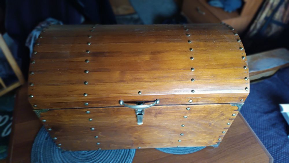 Skrzynia drewniana zdobiona