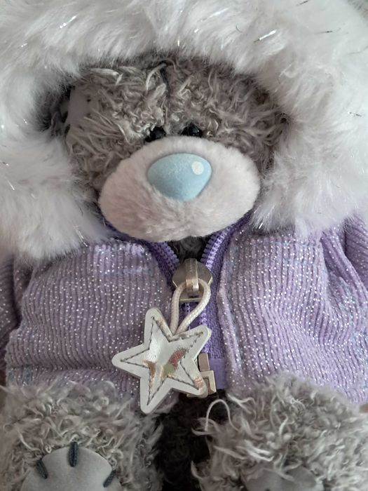 Ursinho de peluche com casaco lilás