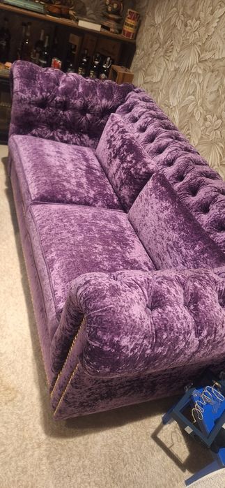 Sofá Chesterfield de Luxo em Veludo Roxo – Impecável