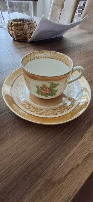 Zestaw filiżanek z podstawkami