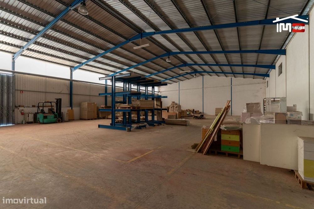 Armazém Fechado Com 700 M² Mais Um Armazém Com Um Espaço Aberto 350...