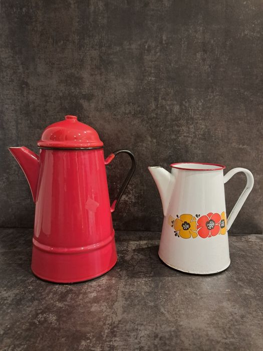 Emaliowane dzbanki