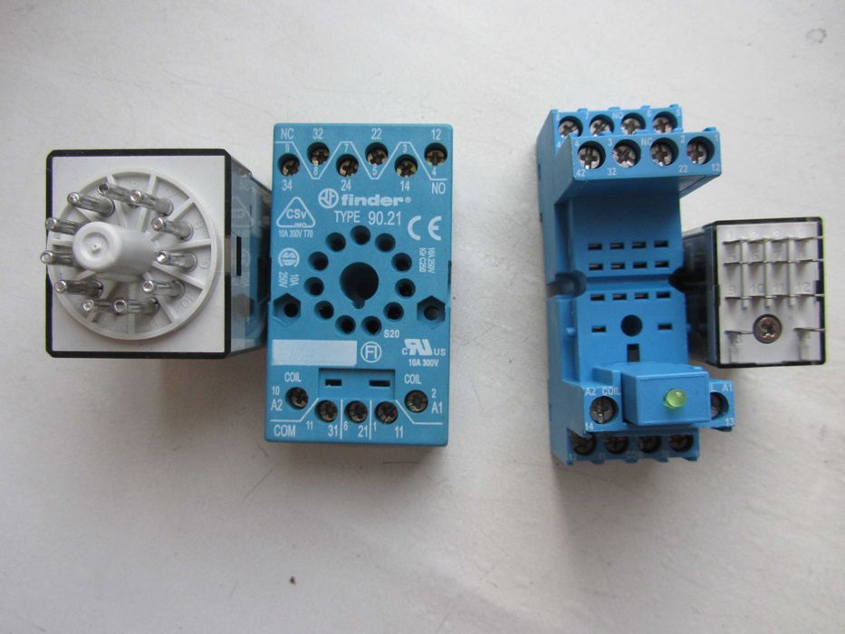 Реле проміжкове FINDER з колодкою .