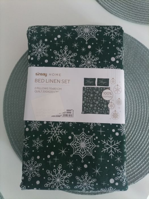 Pościel bawełniana 100% SINSAY 220/200+2 poszewki 70*80 kolor ciemnozielony w białe śnieżynki. Komplet pościeli z bawełny w płatki  śniegu
