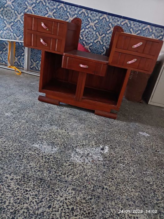 Móvel banca com bases de mármore