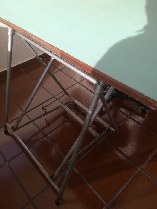Estirador antigo estrutura em ferro e mesa em madeira
