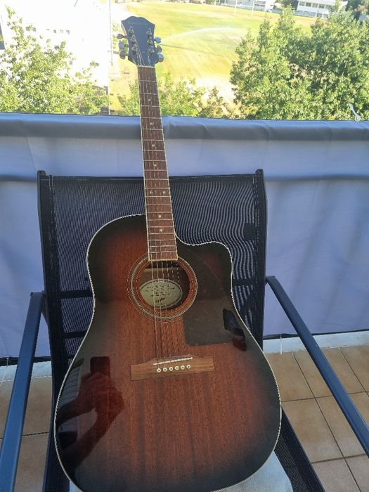 guitarra eletroacústica Epiphone J-45 EC Studio em estado rigorosamente impecável (como nova).