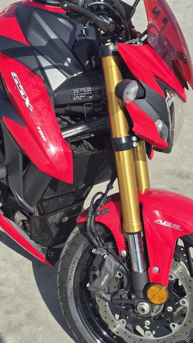 Suzuki  Gsx s 750