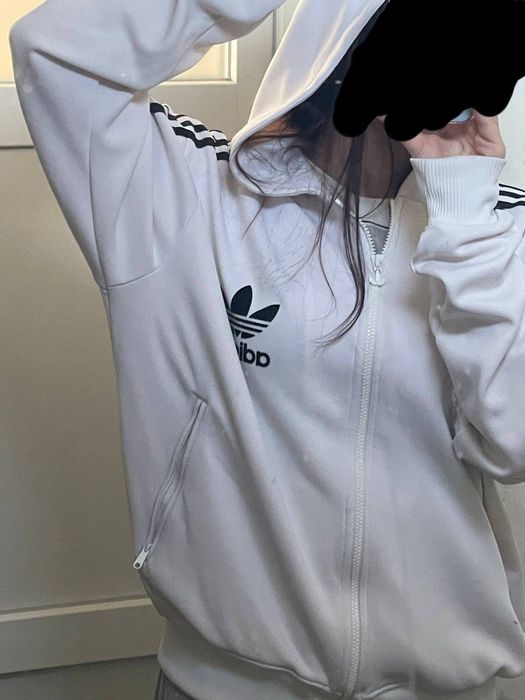 біла кофта adidas на замку
