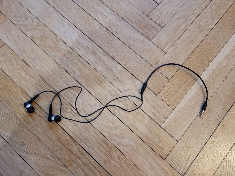 Słuchawki przewodowe czarne Samsung krótki kabel powystawowe