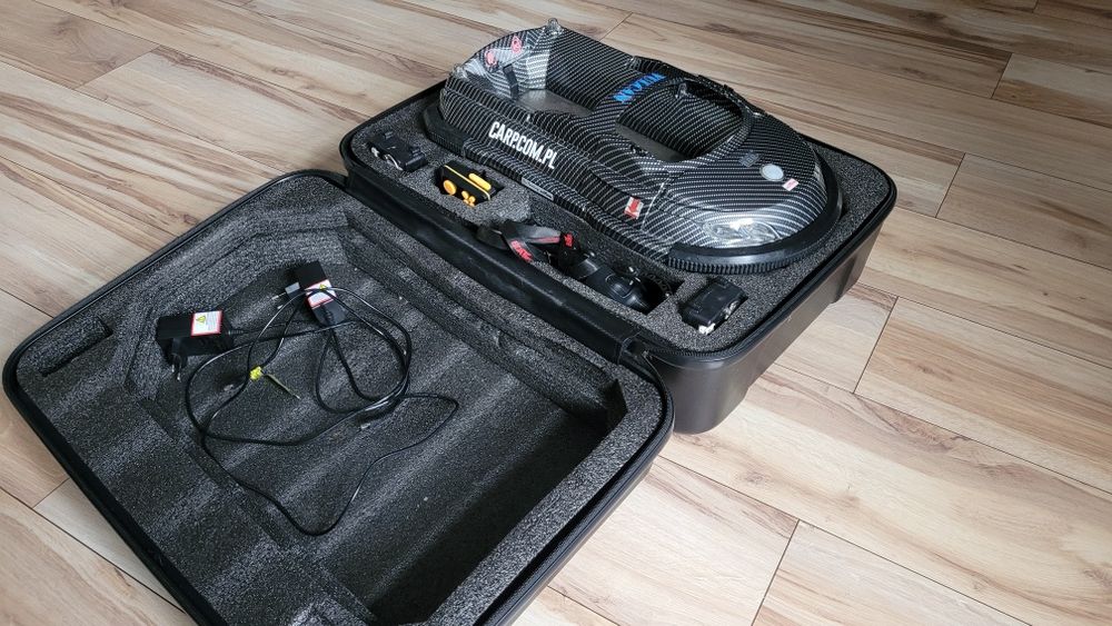 Łódka zanętowa Boatman Vulcan Carbon + Echosonda SN4 - GPS