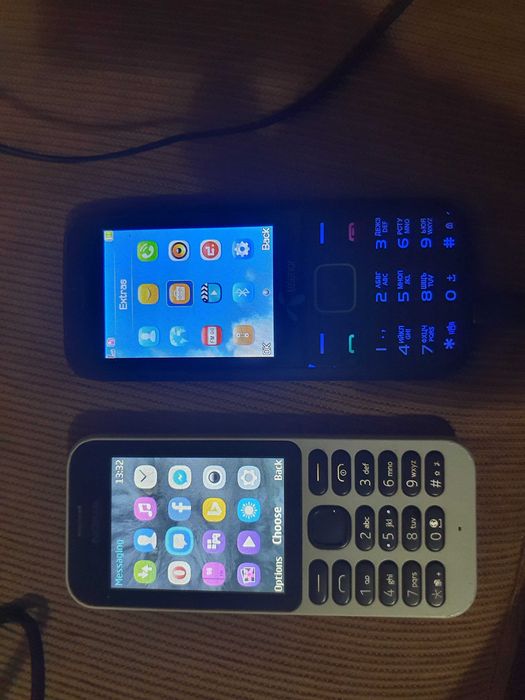 2 telemóveis com teclas Nokia e outro