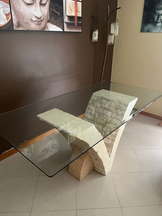 Mesa de Vidro com base em pedra