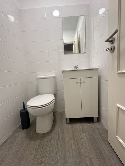 2 Moveis de casa de banho com espelho e torneira