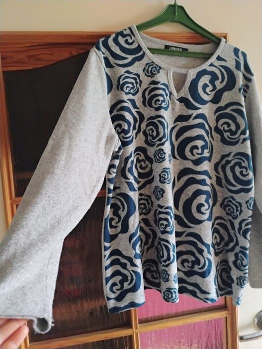 Sweter damski z różami NOWY