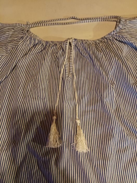 Blusa às riscas em azul e branco