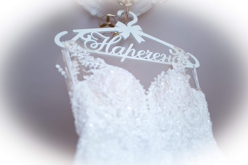 Ніжна весільна сукня.