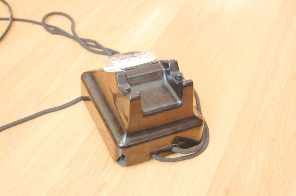 Stary telefon z bakelitu RWT z 1965 roku.