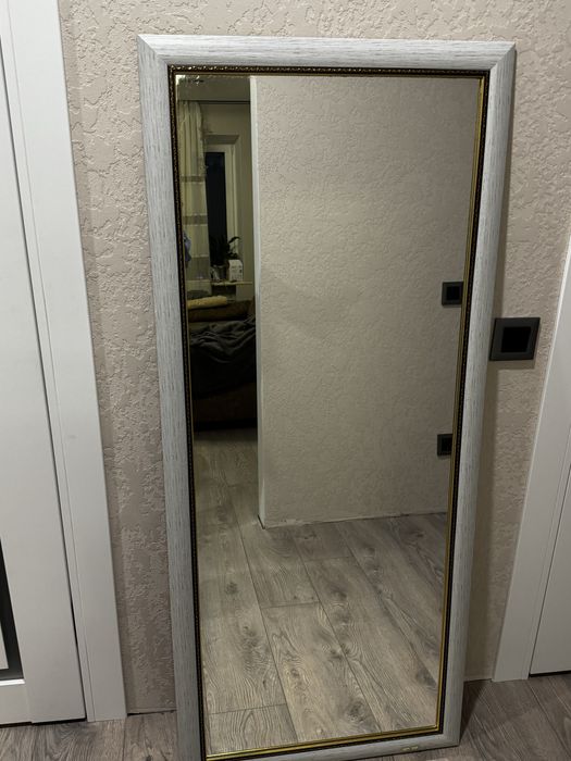 Дзеркало в рамі