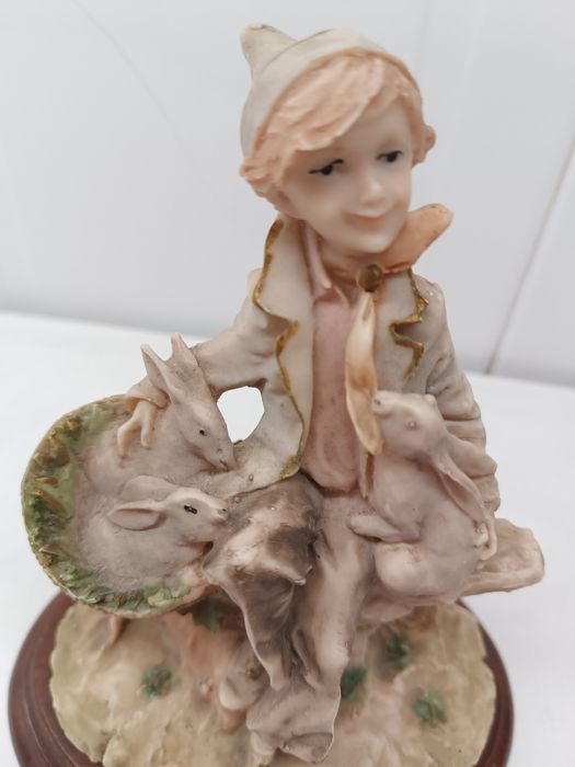 Estátua Menino Sentado. Marfinite. 19 cm