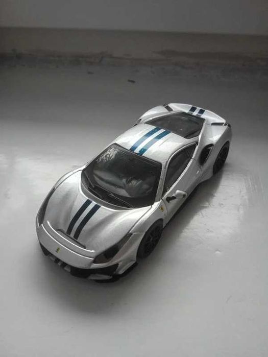 Srebrny samochodzik dburago Ferrari 1/43