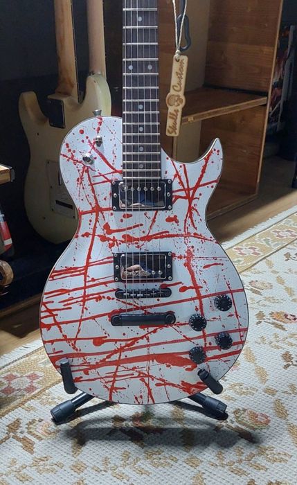 Vendo guitarra personalizada peça única com o tema 20 the chance