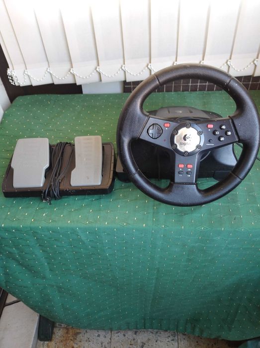 Vende se Volante + pedais Logitech Formula para PC