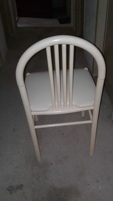 Cadeira branca em ferro
