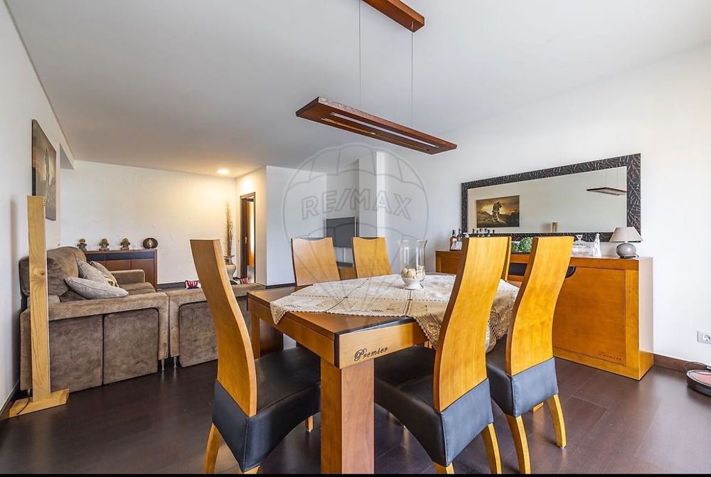 Mesa de jantar; 6 cadeiras; aparador 3portas ; espelho; móvel TV; mesa de centro ( tudo cerejeira preto)