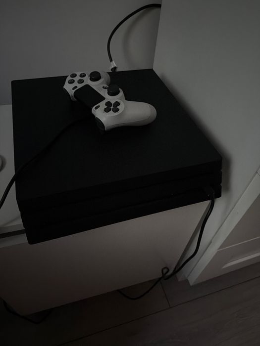 Kosola Sony ps4 Pro 1000gb + pad i gry