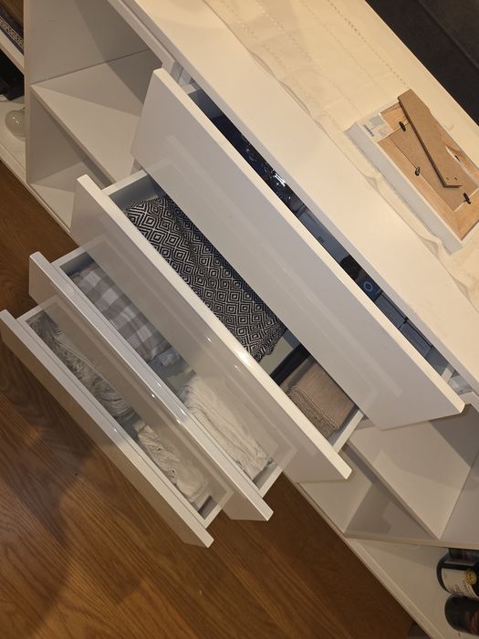 Aparador 2 portas + 2 nichos e gavetas, lacado branco

mate e brilho p