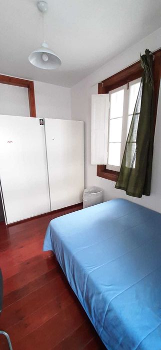 Quartos ESTUDANTE para ENTRADA IMEDIATA com 2 janelas e terraço. Metro Saldanha Lisboa.