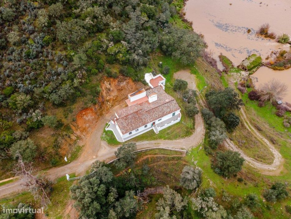 Quinta com quatro suítes e moínho, junto ao Rio Guadiana