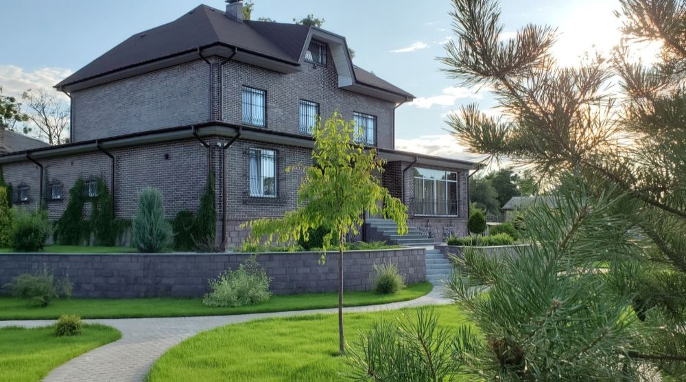 Елітний будинок поряд з озером! З укриттям та повна автономність!