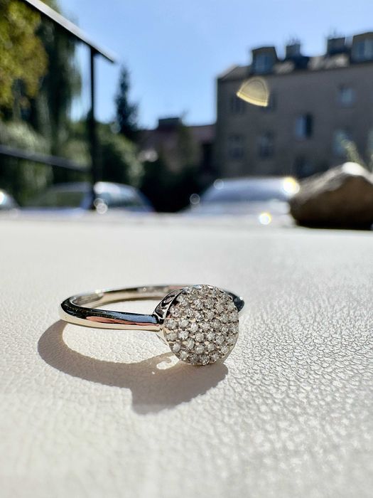 Złoty pierścionek z brylantami - próba 585 - 37 brylantów - 0,12 ct p.900