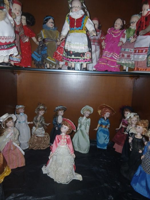 Colecao  24 boneca procelana por 100 €