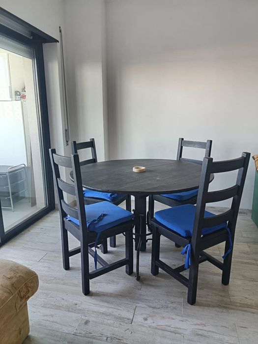 Vendo mesa com cadeiras