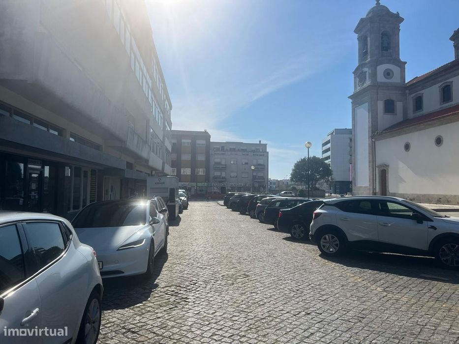 Arrendamento loja com 70 m2 zona central