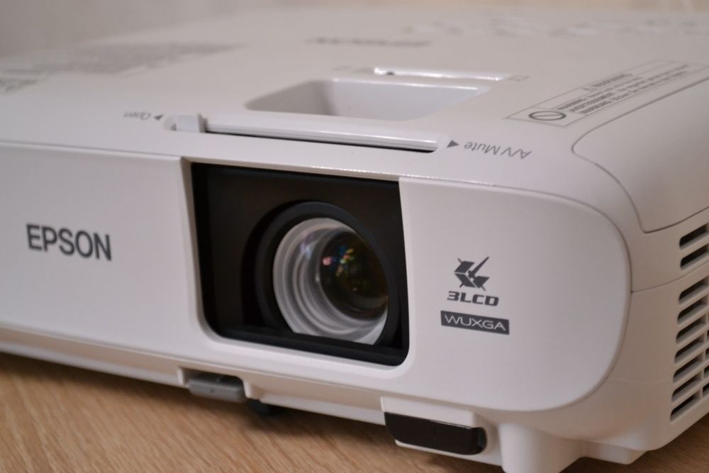 Проєктор Epson EB-U05
