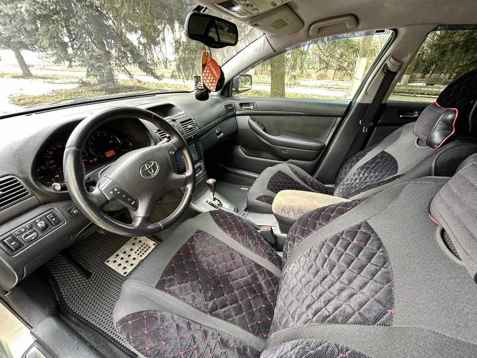 Toyota Avensis 1.8 АВТОМАТ 2003 год (газ/бензин)