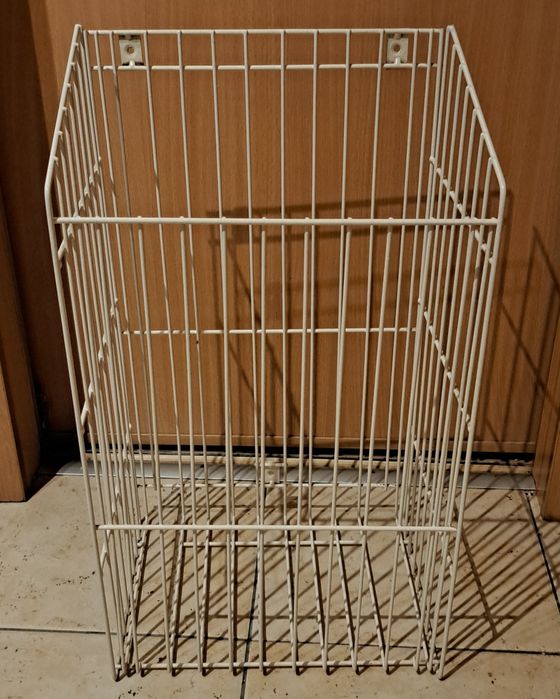 Uchylny kosz do szafki na pranie, mocowany od ftontu