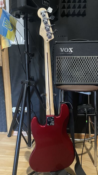 Squier Affinity Jazz Bass Candy Apple Red