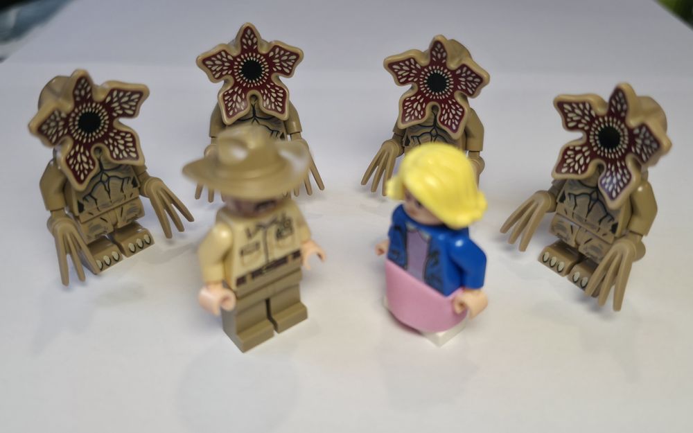 LEGO (ориг.) Demogorgon st008,  Chief Jim Hopper st007,  75810.