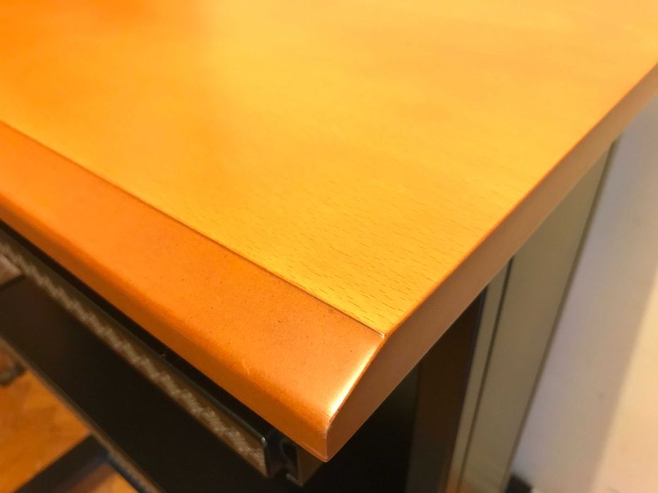 Mesa alta de escritório com rodízios