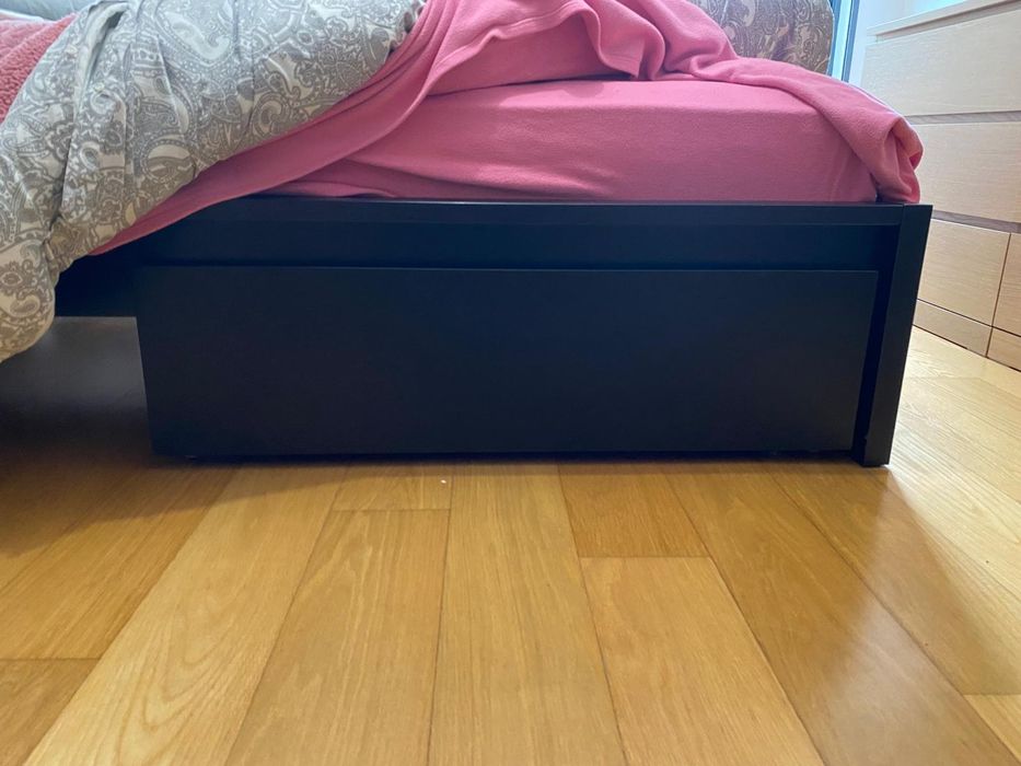 Cama de casal em bom estado