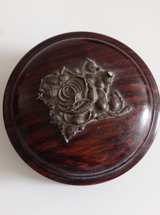 Caixas vintage,duas com aplicaçoes em prata.